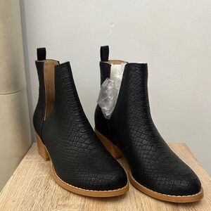 Elegant Black and Brown Textured Ankle Booties